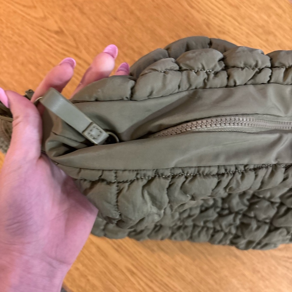 LAST CHANCE! Women's Olive Quilted Shoulder Bag - Picture 6 of 8